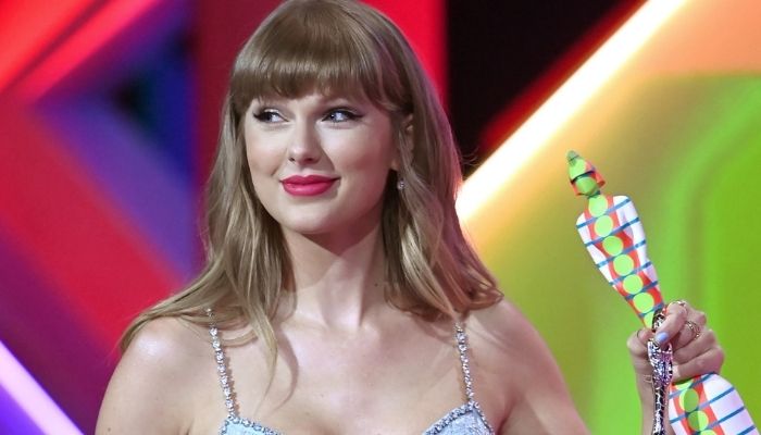 Taylor Swift Accepts iHeartRadio Music Award With A Brand New Hairstyle